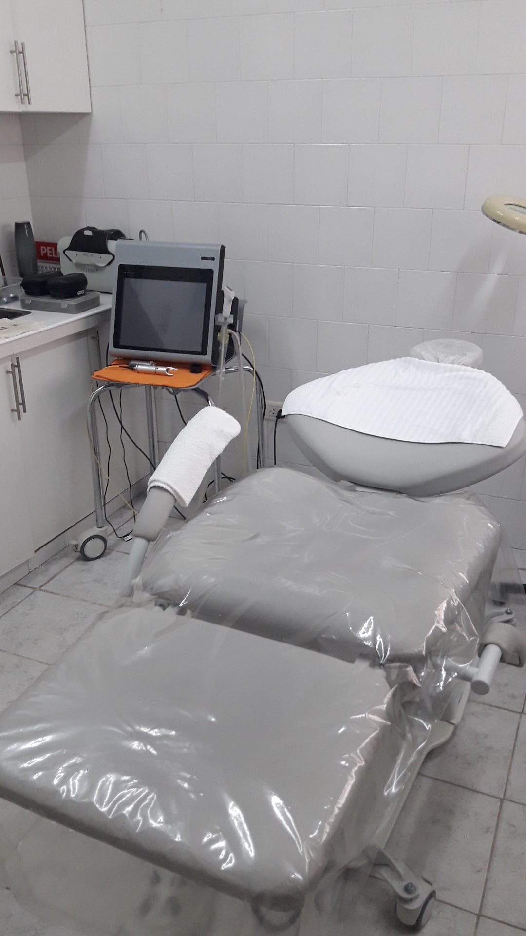 Consultorio con sillón clínico y equipamiento de tecnología láser del Centro de Cirugía Plástica de la Dra. Hebe Blanco en Corrientes