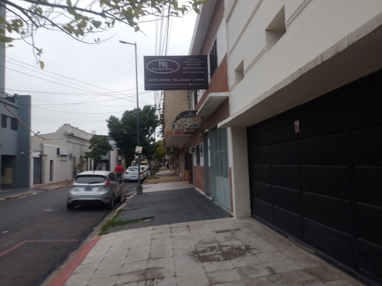 Entrada y cartel del Centro de Cirugía Plástica de la Dra. Hebe Blanco en Corrientes